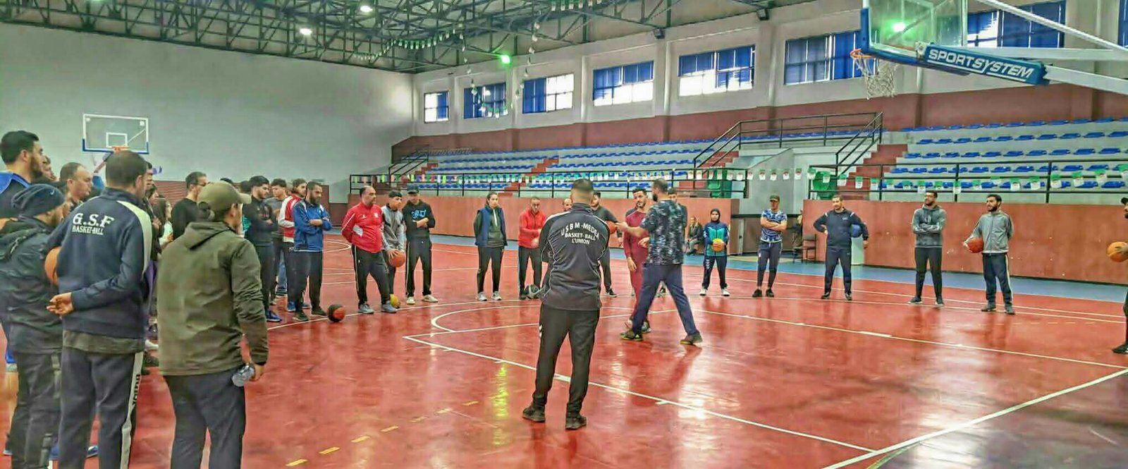 القاعة المتعدد الرياضات حجوط ( براهم أبركان )