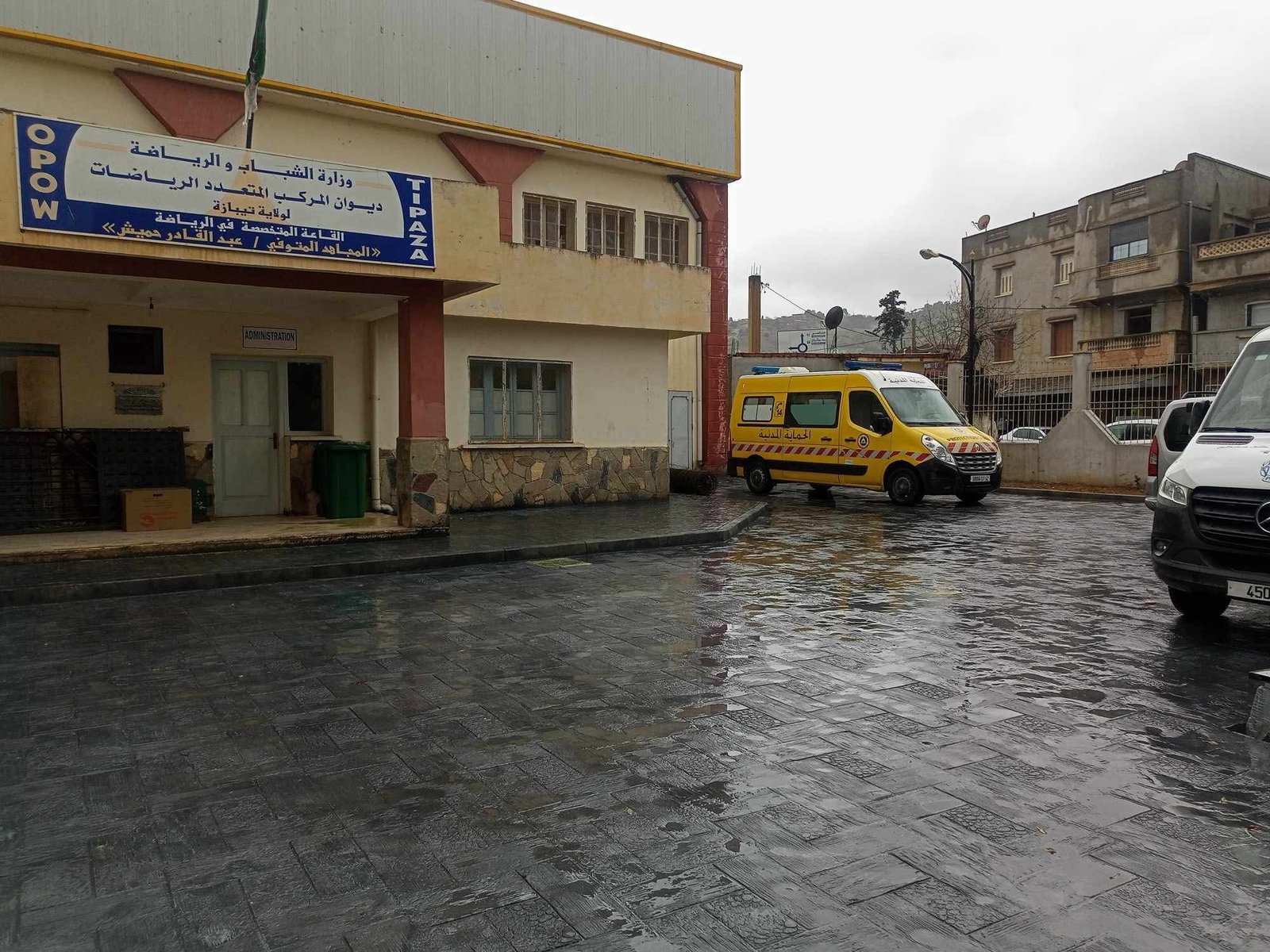 القاعة الرياضات المتخصصة سيدي غيلاس ( بوينقولن مولود )